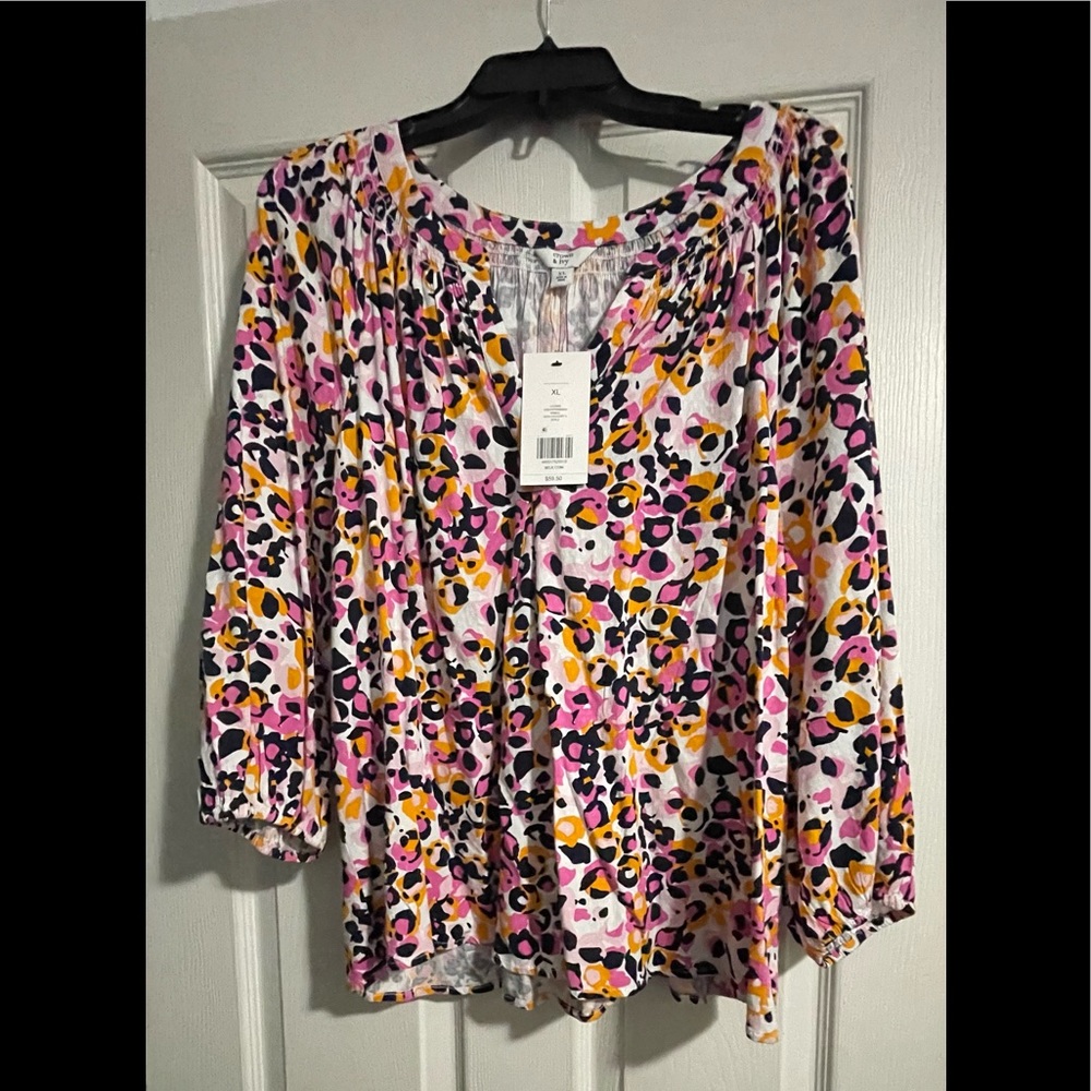 Adorable Crown & Ivy Top